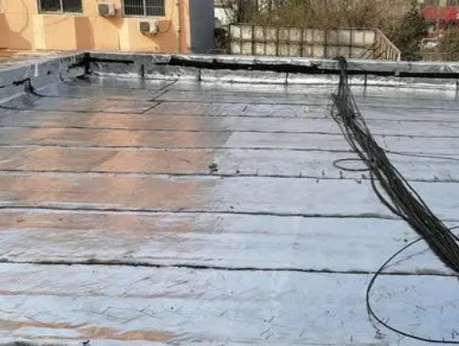宁蒗卫生间漏水维修公司分享下宁蒗屋面楼顶防水刚性防水层施工要点。